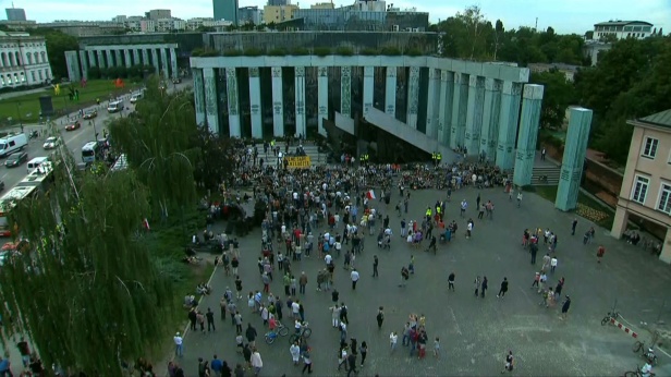 Zgromadzenie na Placu Krasińskich  TVN24