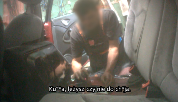 Przebić się młotkiem przez kokpit?!